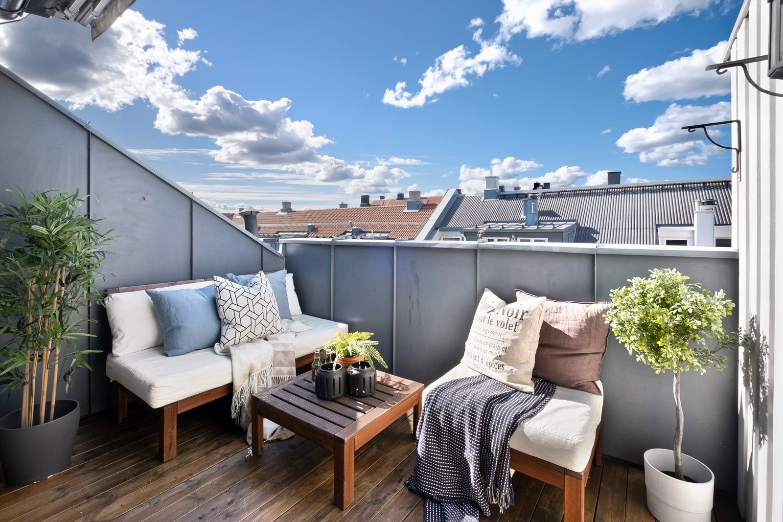 Fra loftstuen er det utgang til takterrasse via skyvedører i glass Galleribilde
