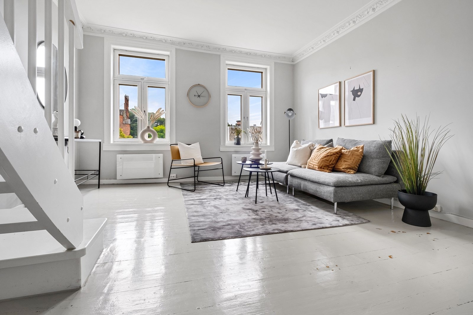 Åpen og romslig stue med plass til flere typer sofa-grupper Galleribilde