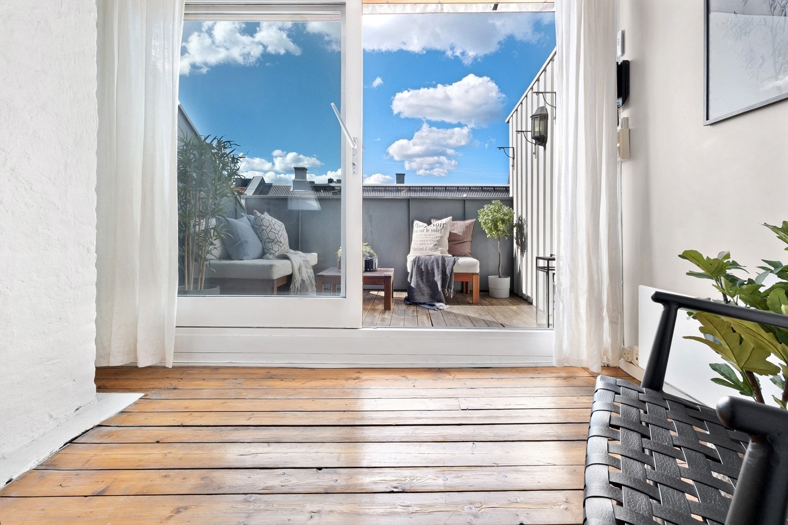 Luftig følelse via skyvedører i glass Galleribilde