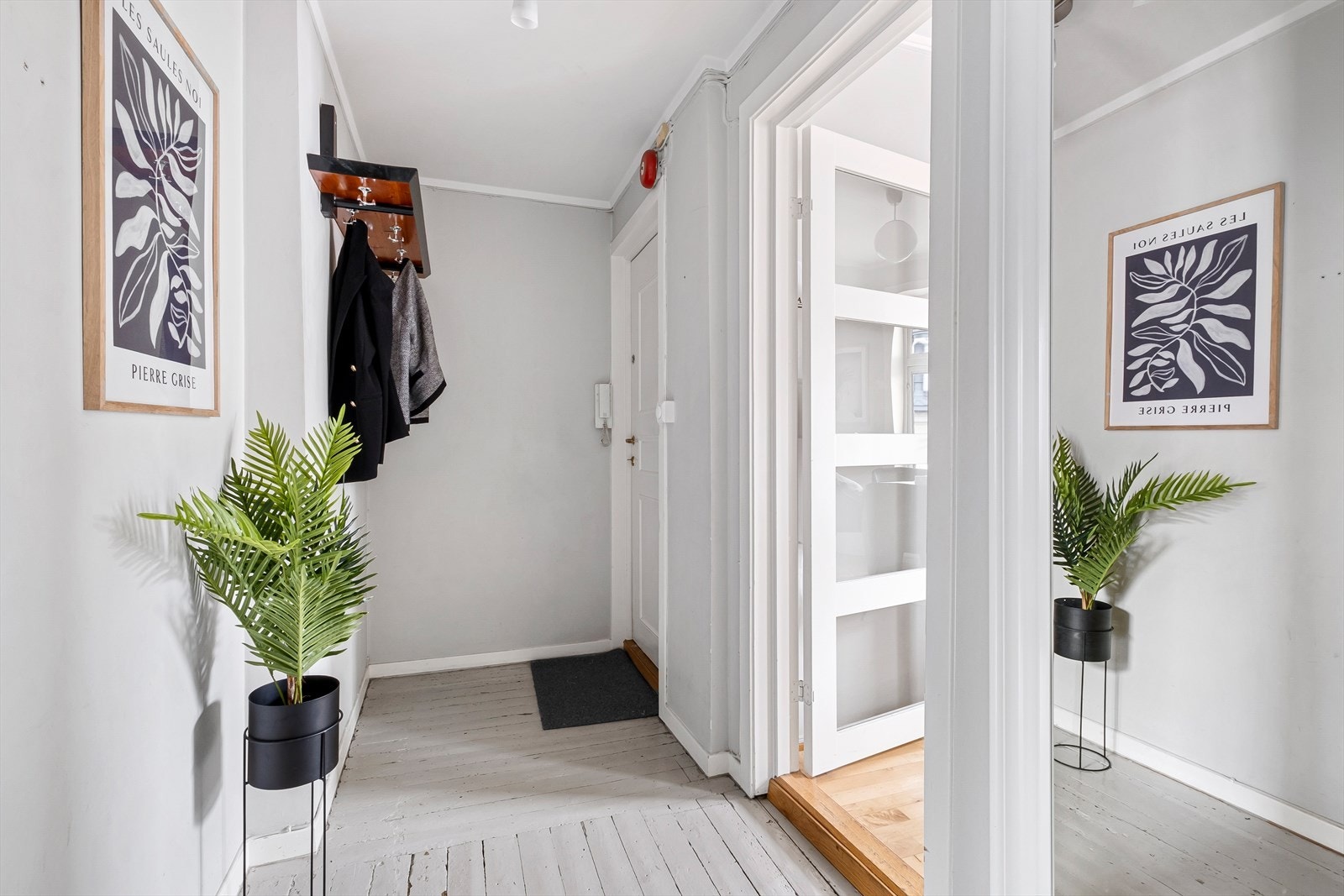 Fin og lys entré med god plass til å henge fra seg yttertøy Galleribilde