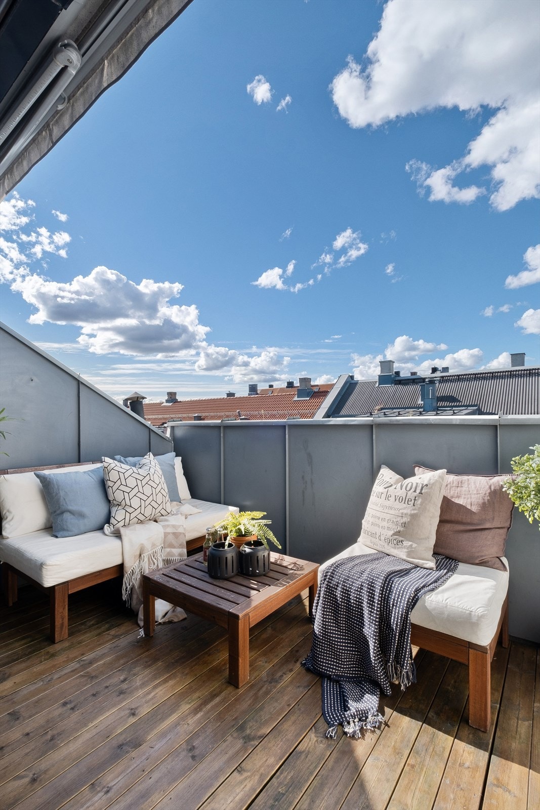 Hyggelig utsyn fra takterrasse Galleribilde