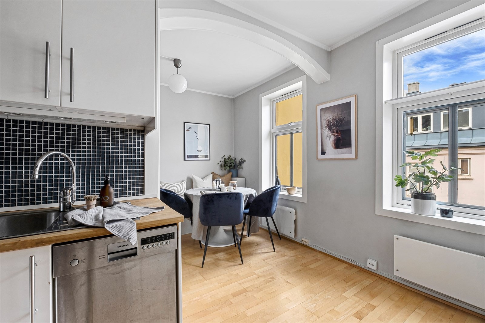 Godt lysinnslipp fra store vindusrammer Galleribilde
