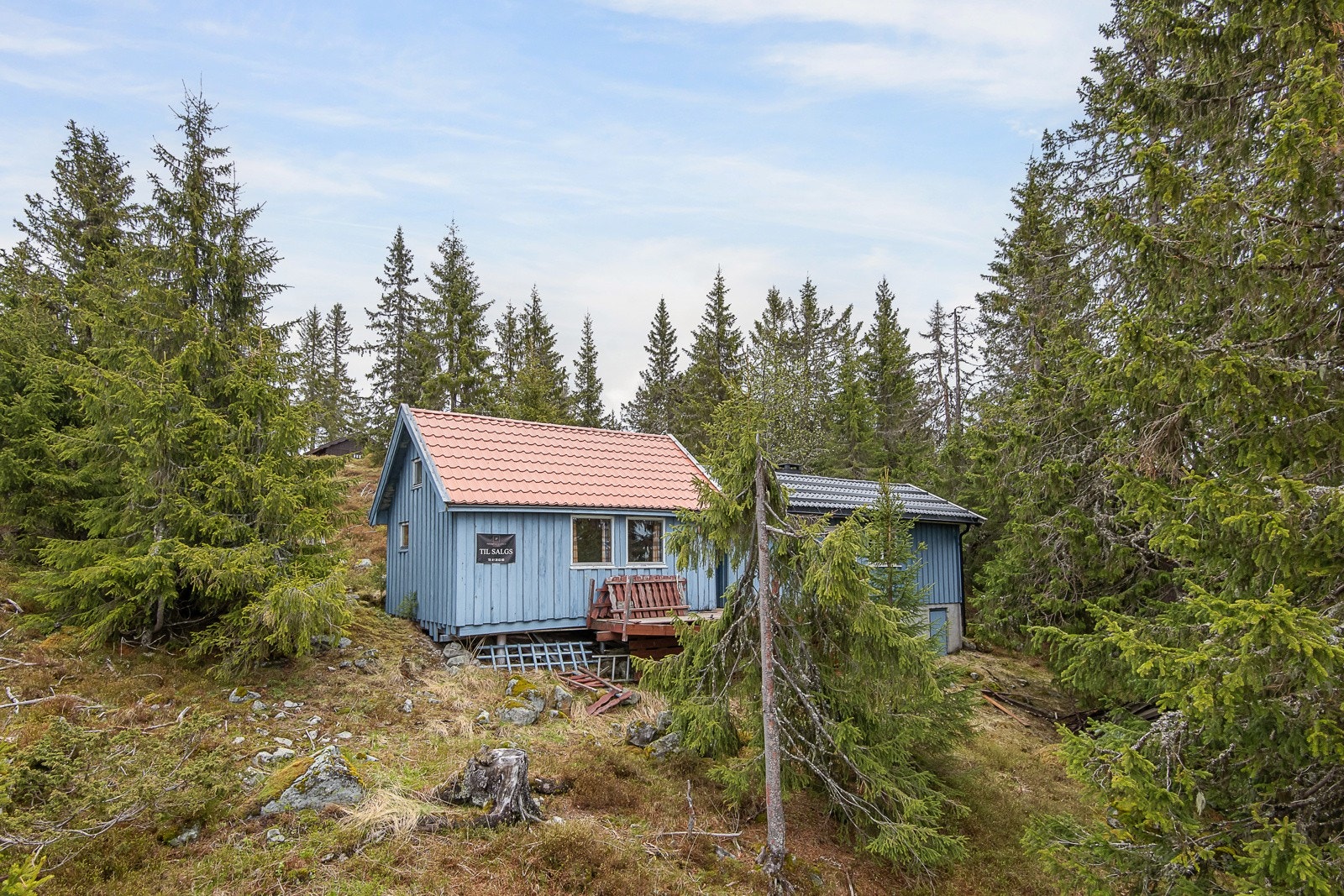 Hytta er et renoveringsobjekt eller for den som søker en tomt med god beliggenhet så kan dette være rette eiendommen Galleribilde