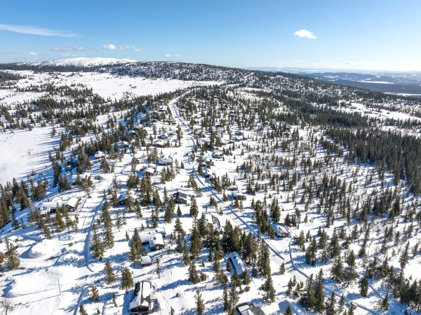 Hytta ligger på en god tomt med stort potensiale og med direkte adkomst til turstier og løypenett. Galleribilde