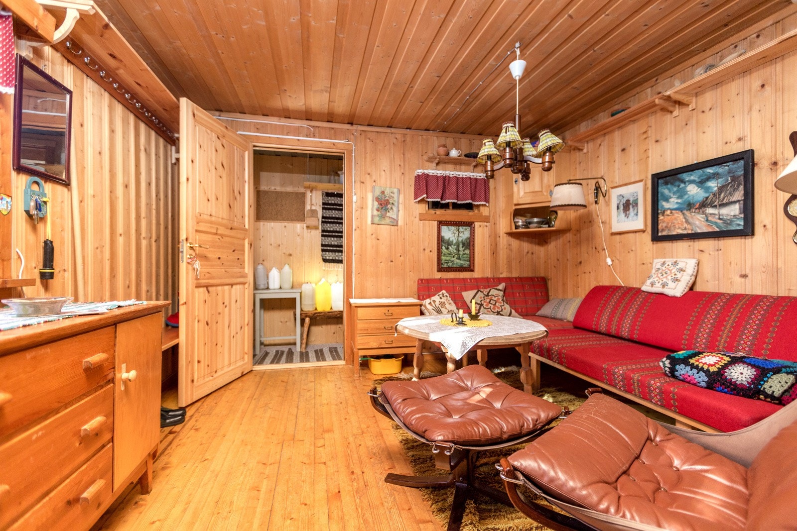 Hytta selges som den står med møbler og inventar Galleribilde