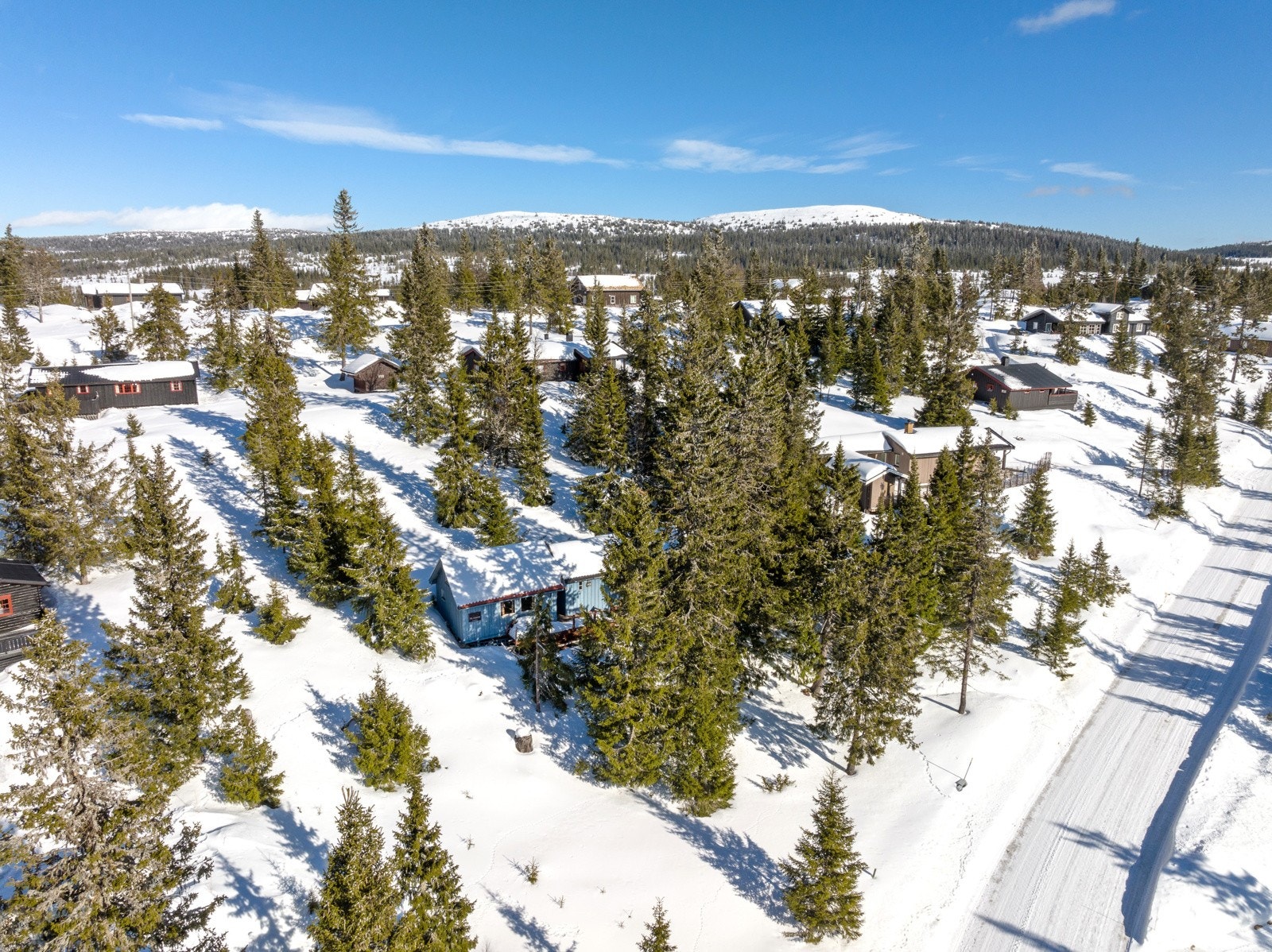 Det er god høydeforskjell fra vegen og opp til hytta så man har ingen innsyn fra vegen Galleribilde