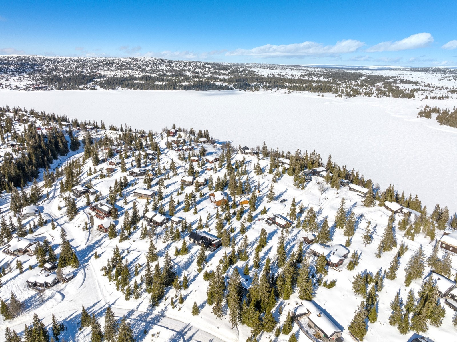 Sjusjøen ligger ca 900 moh. og er kjent for å være snørikt og har normalt en lang skisesong. Galleribilde