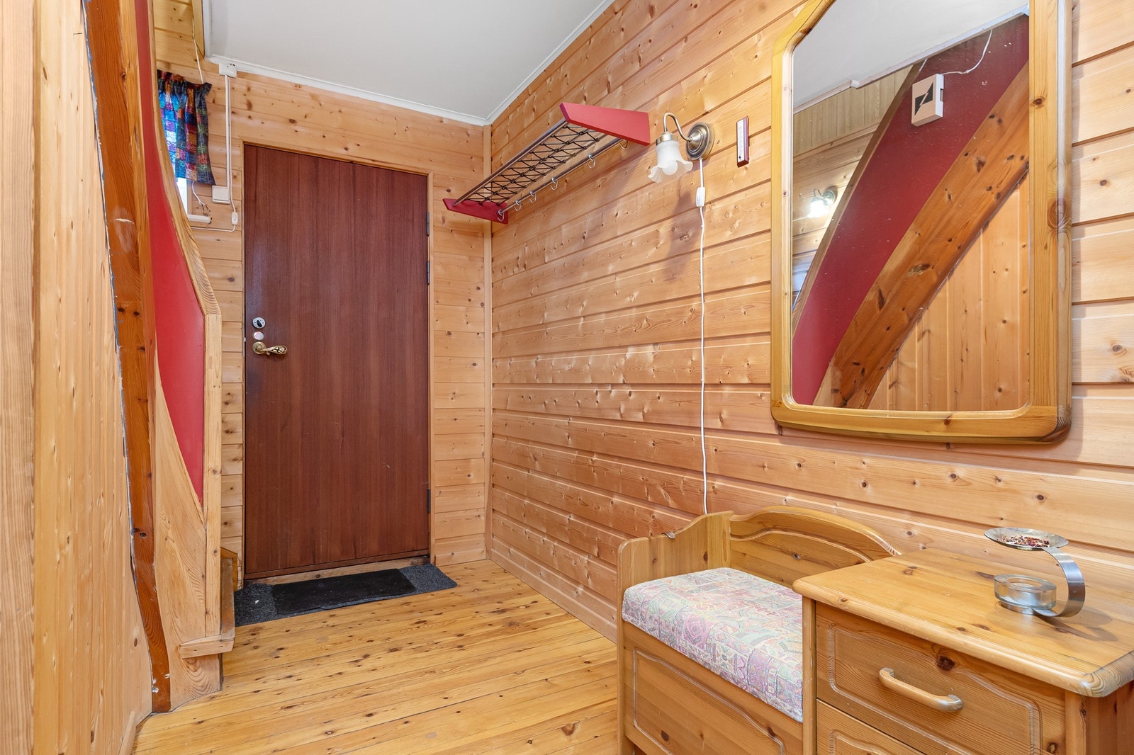 Entré/gang i 1. etasje med trapp til 2. etasje, velkommen inn! Galleribilde