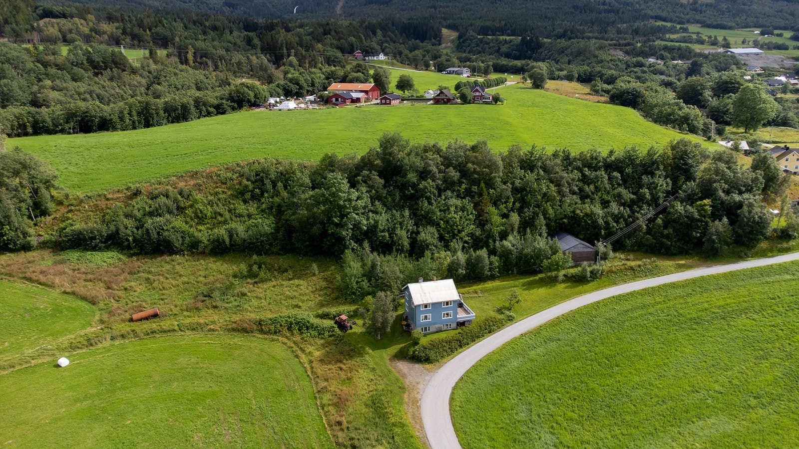 Eiendommen er beliggende på Daugstad i Vestnes kommune Galleribilde
