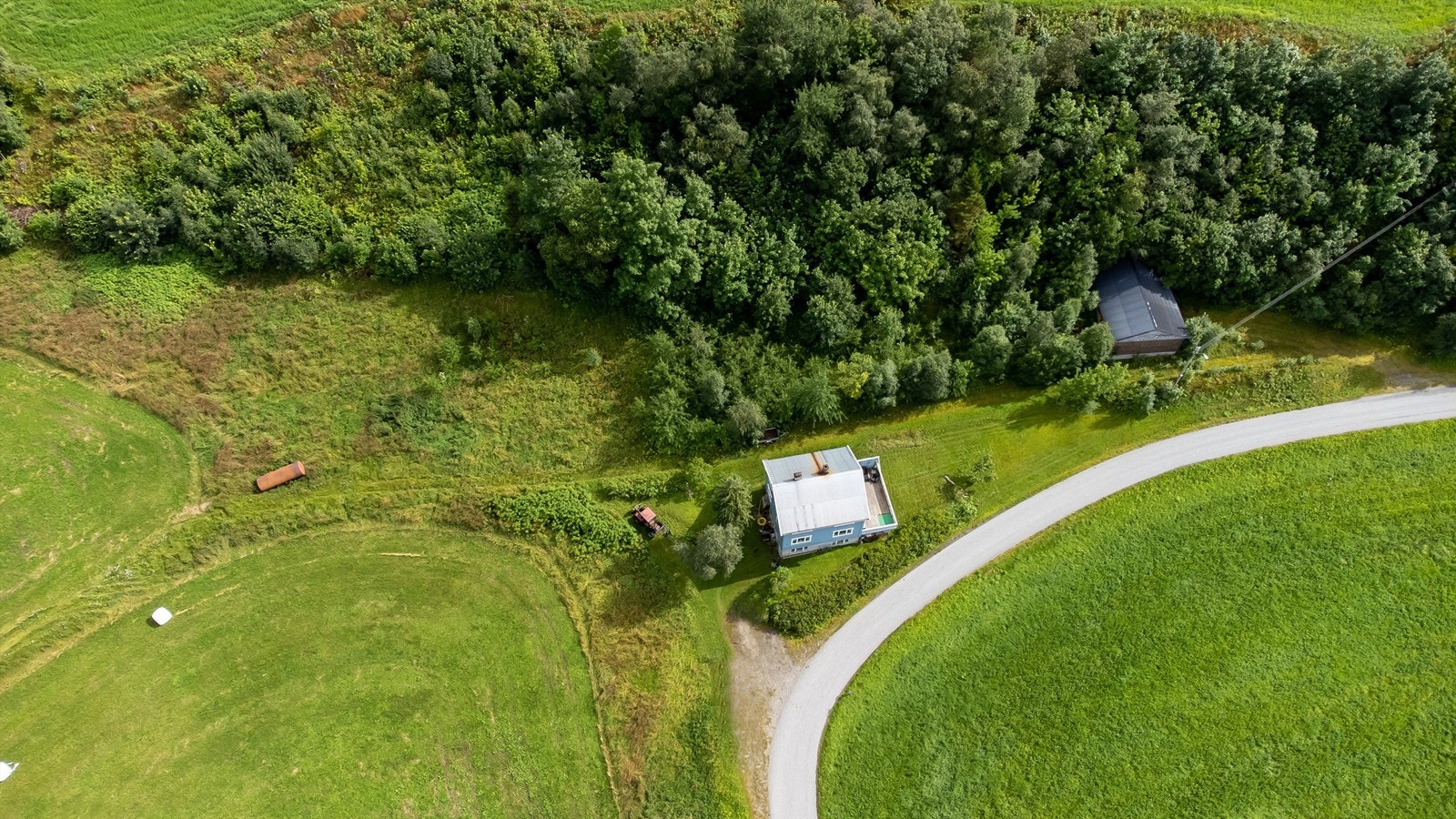 Boligen ble oppført ca 1952 og går over 3 plan + kryploft Galleribilde