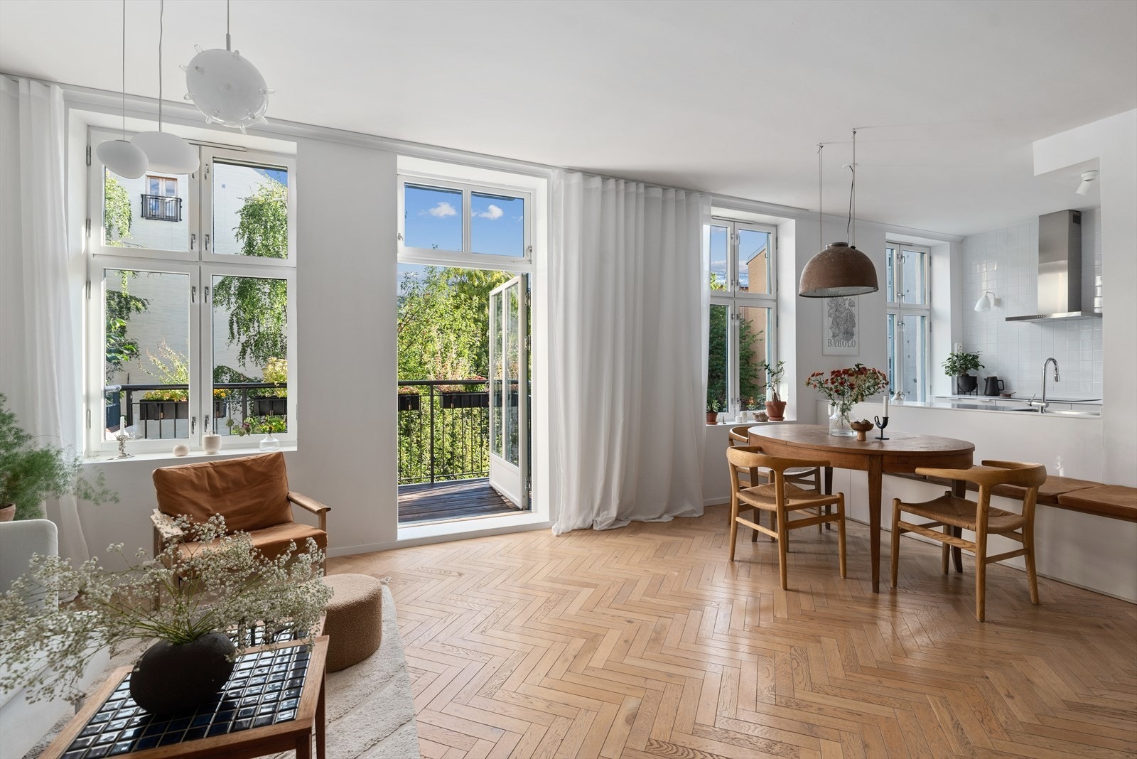 Legg merke til de usjenerte vinduene som tilbyr utsyn over idylliske, grønne omgivelser. Galleribilde