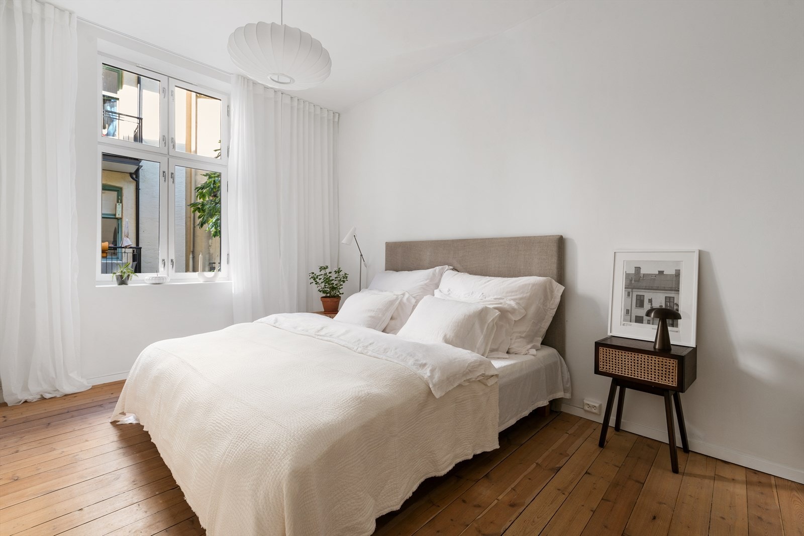 Stort hovedsoverom med god plass til stor dobbeltseng, nattbord og garderobeskap Galleribilde