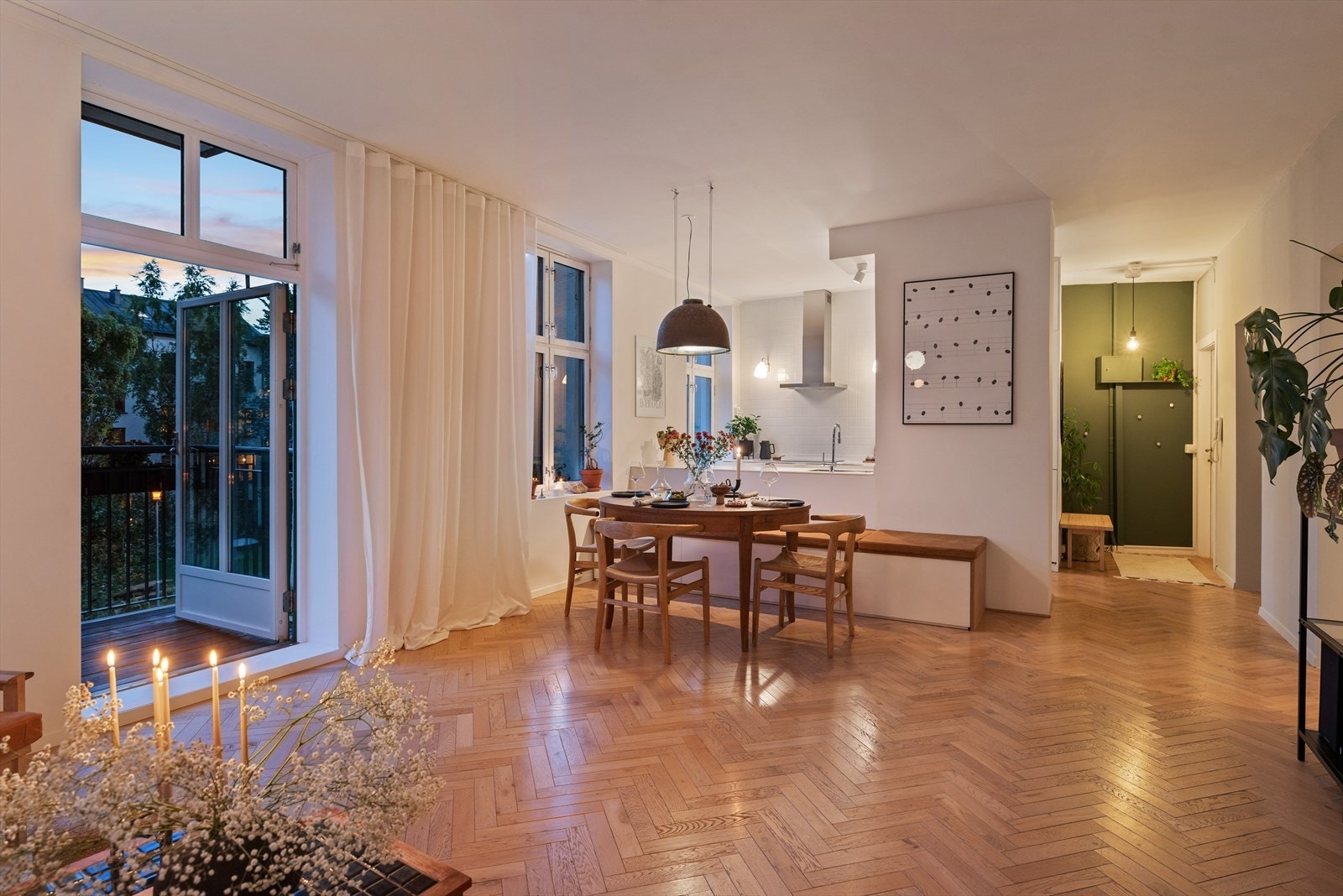 Kjøkken og entre sett fra stuen Galleribilde