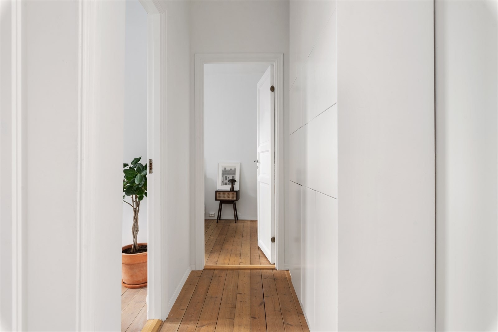 Gang med skap og originalt tregulv. Herfra kommer du inn til bad og soverom Galleribilde