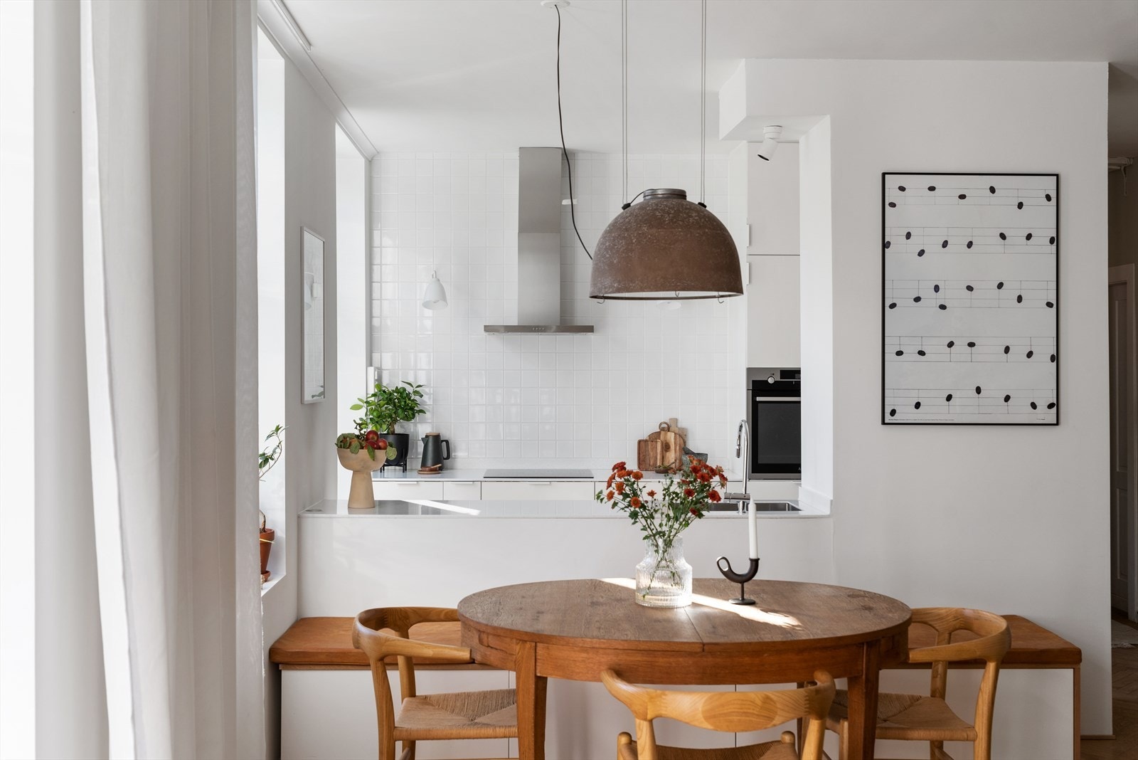 Plassbygget benk som tilbyr ekstra med lagringsplass kan medfølge Galleribilde