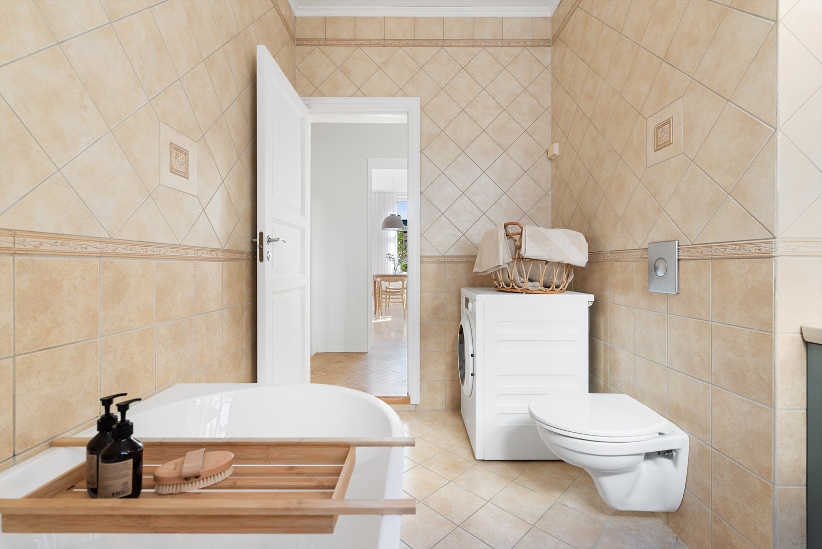 Baderommet har opplegg og plass for vaskemaskin Galleribilde