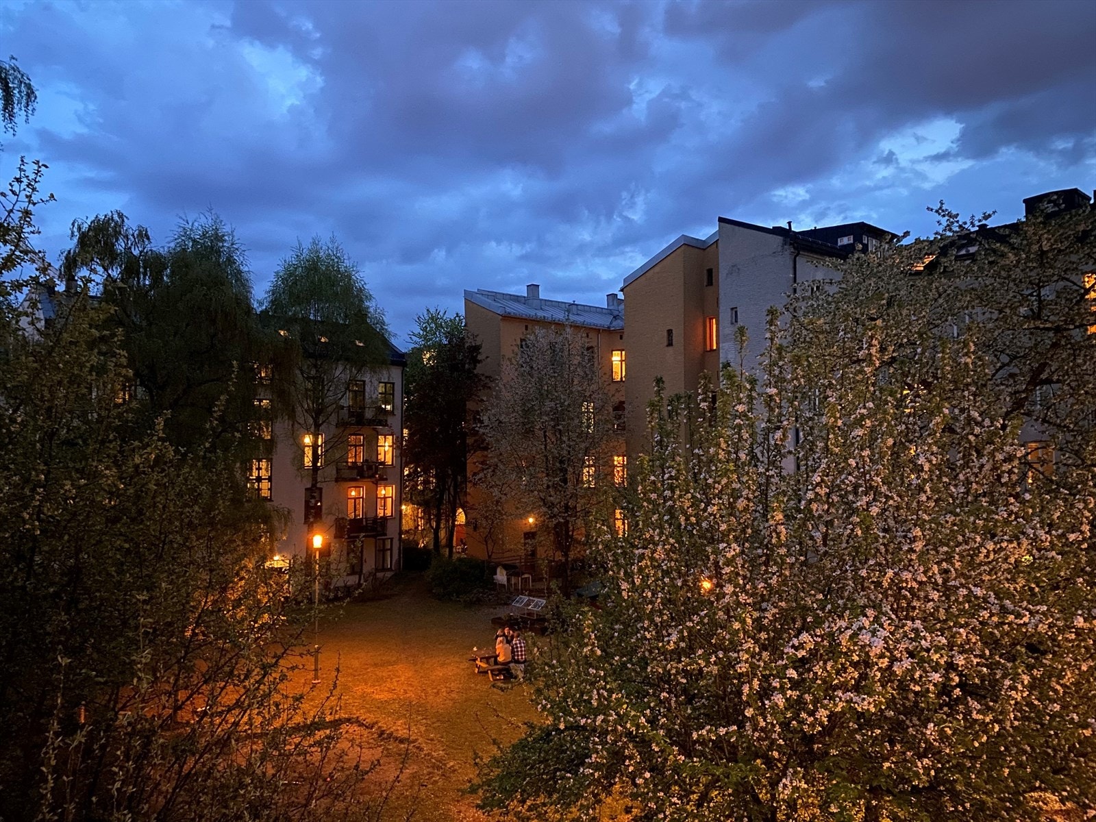 Kveldsbilde av utsyn mot bakgård (selgers foto) Galleribilde