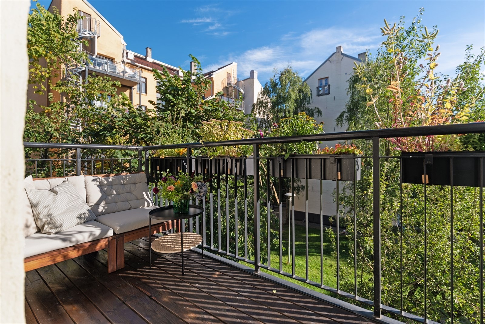 Sydvendt balkong på 4,5 kvm med sol fra tidlig om morgenen til ca 19:00 om kvelden. Galleribilde