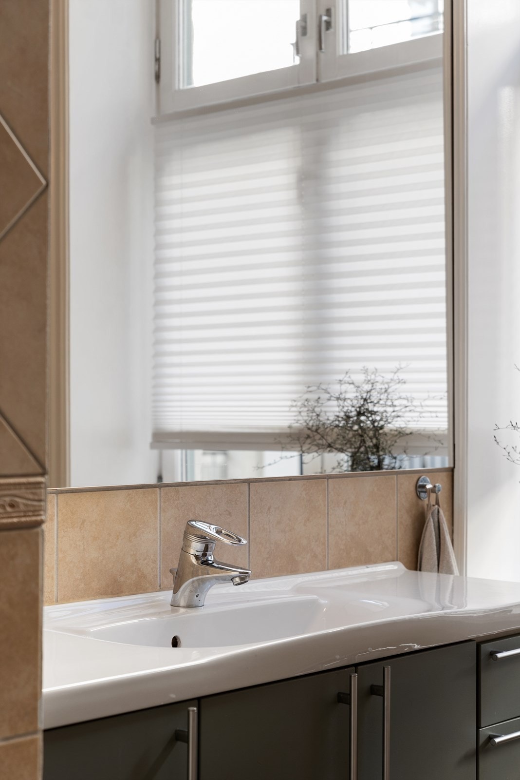 Nytt speil og nye opp-og nedtrekkbare plissegardiner i 2022 Galleribilde