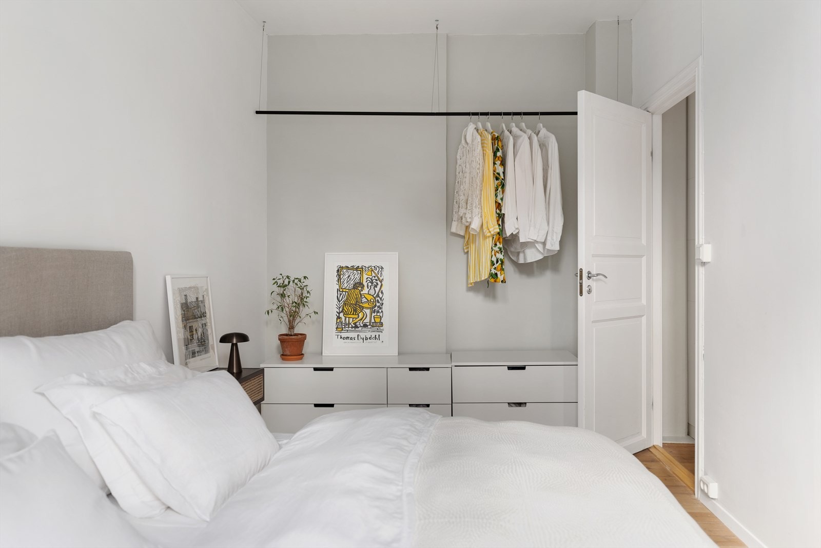 Soverommet har plass til stor garderobeløsning Galleribilde
