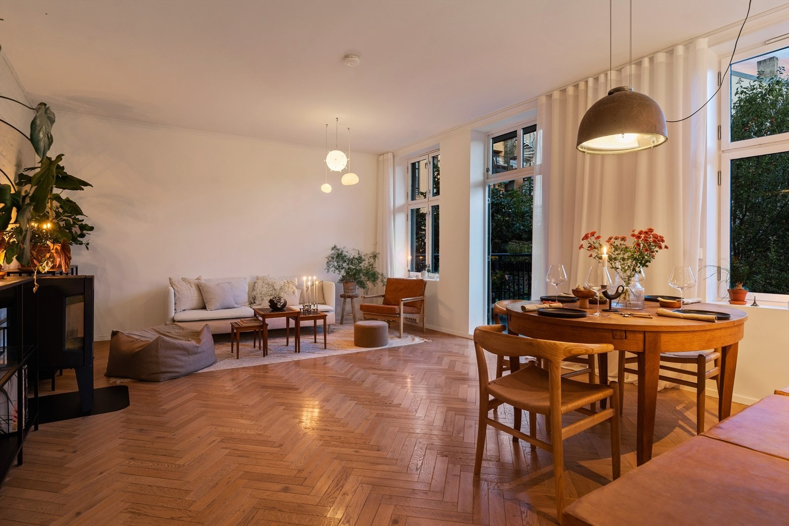 Dette er boligens hjerte med plass til både sofagruppe og tilhørende møblement samt spisebord i nærheten av kjøkkenet Galleribilde