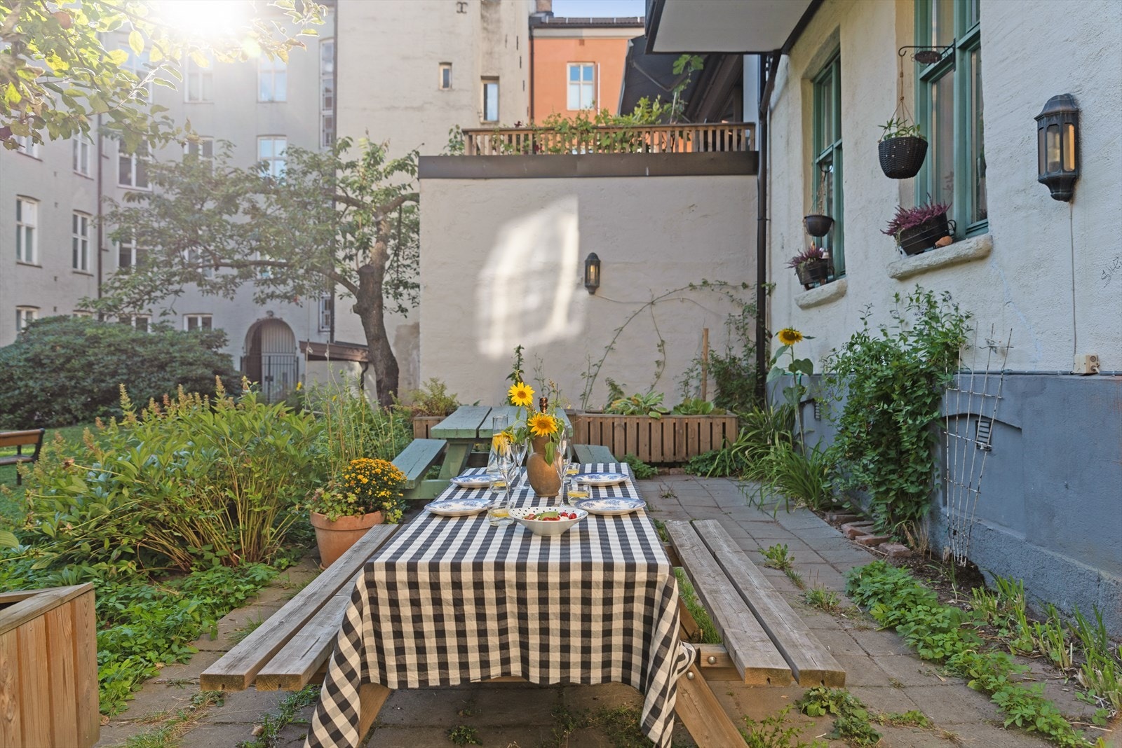 Hyggelige sittegrupper i bakgården Galleribilde