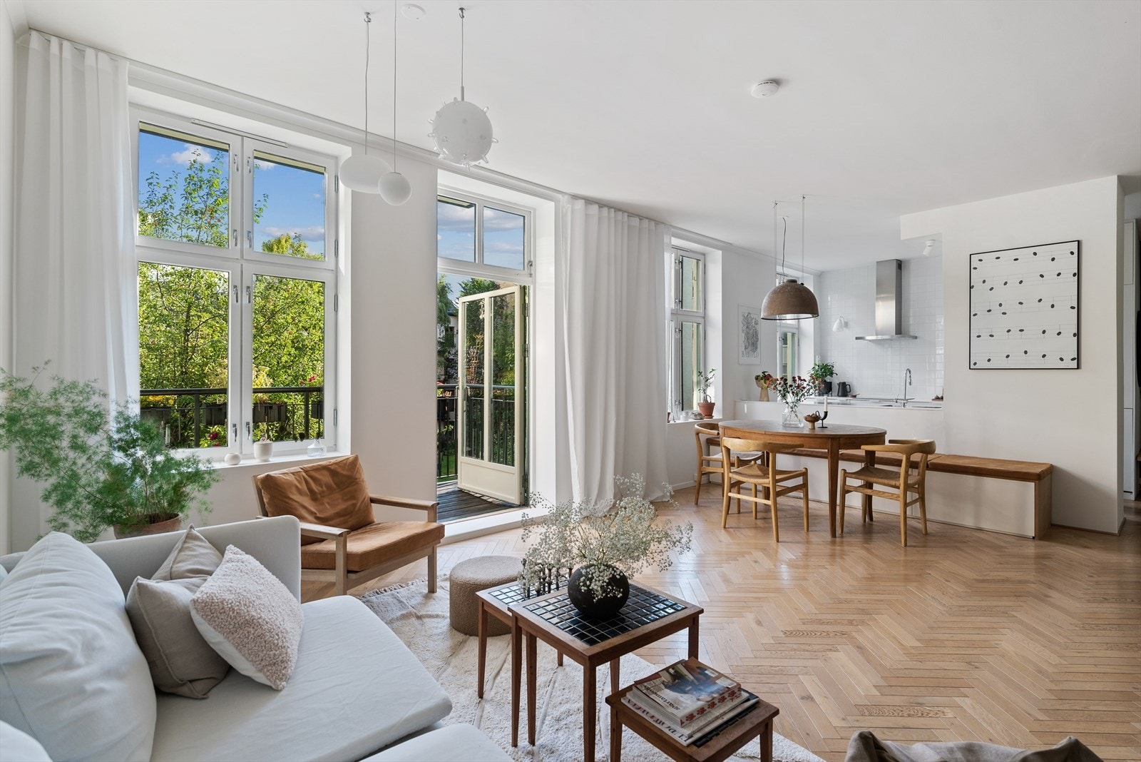 Et av de første rommene du møter er stuen med en særdeles hyggelig atmosfære Galleribilde