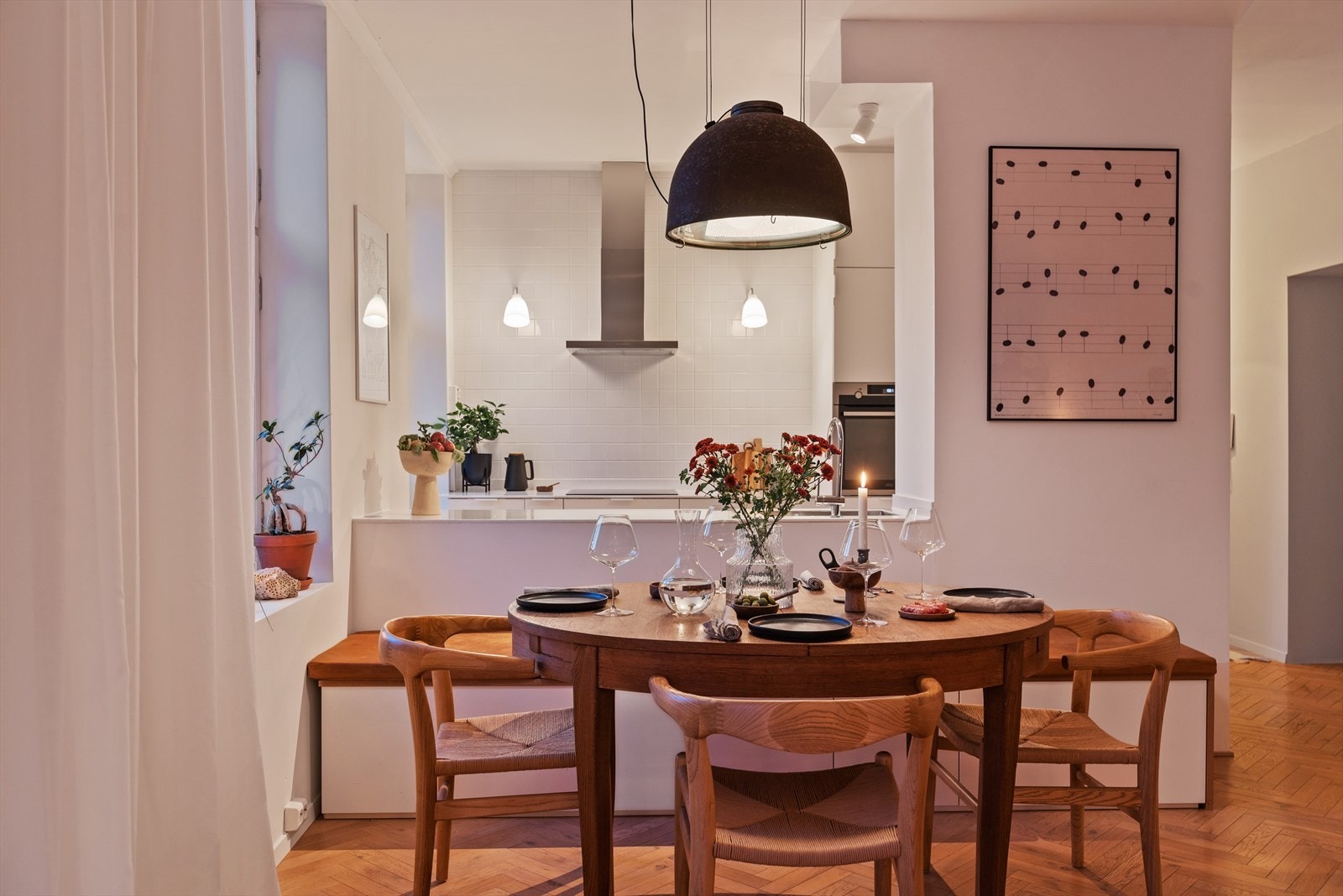 Pene detaljer som listfrie vinduskarmer i kombinasjon med slette, lysmalte overflater Galleribilde