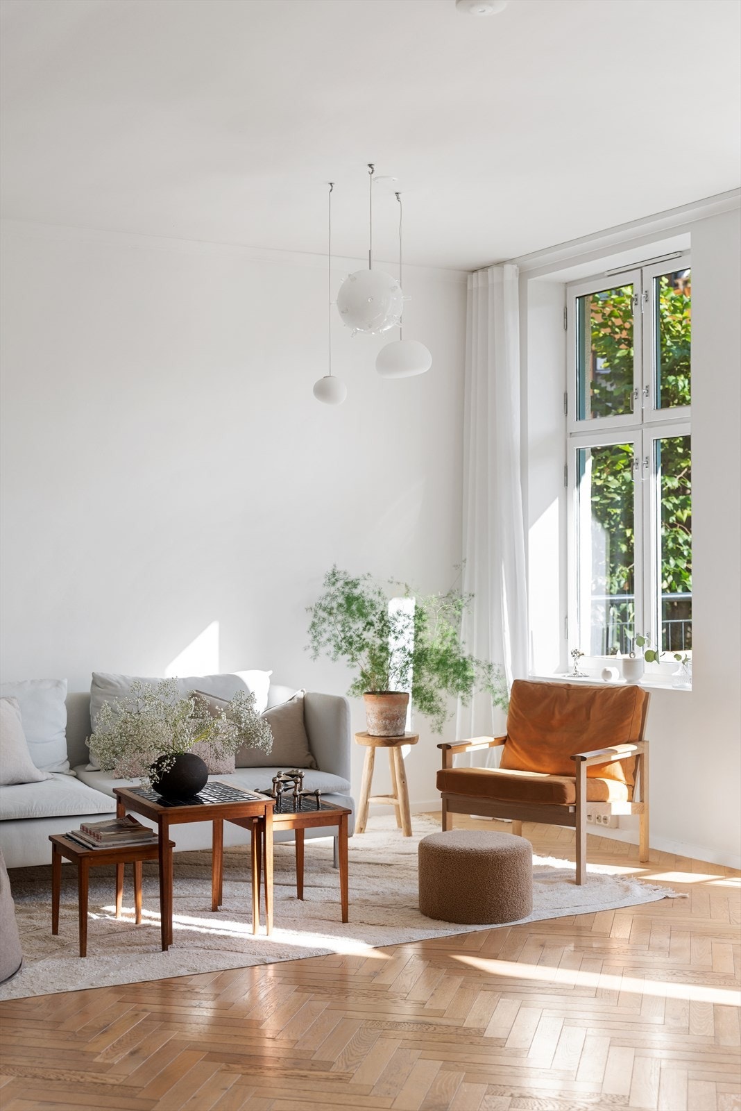 God takhøyde og meget gode lysforhold fra store, sydvendte vinduer Galleribilde