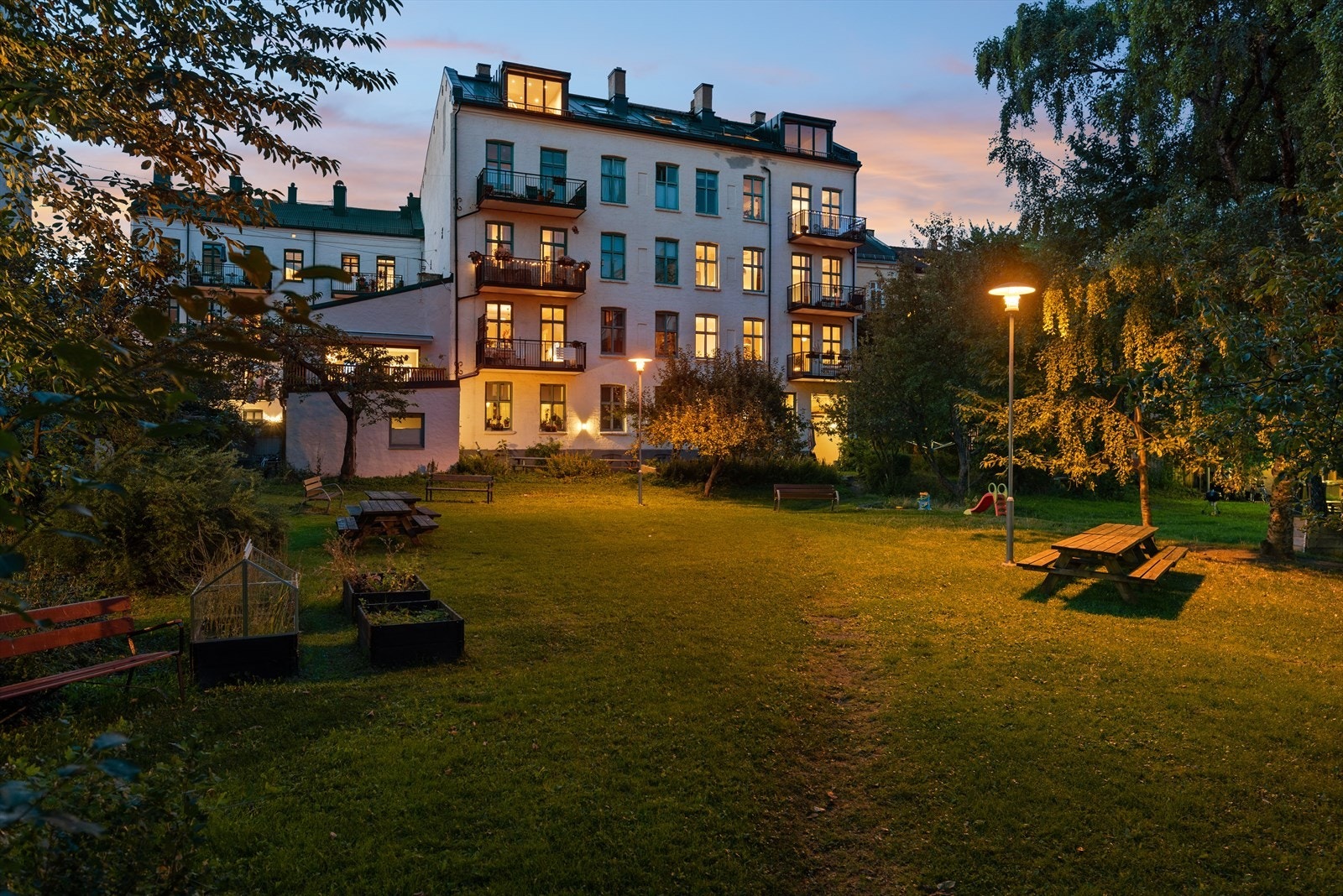 Fasade og bakgård om kvelden Galleribilde