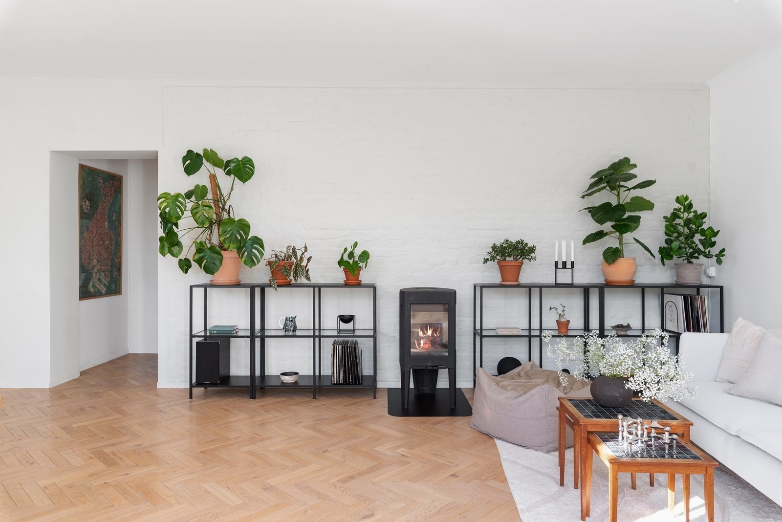 I stuen står en rentbrennende peisovn fra Jøtul Galleribilde