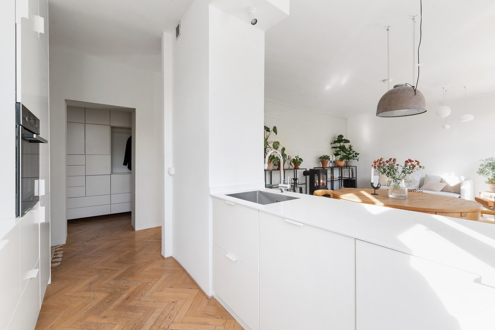 Sosial løsning hvor du kan underholde dine gjester fra kjøkkenet Galleribilde