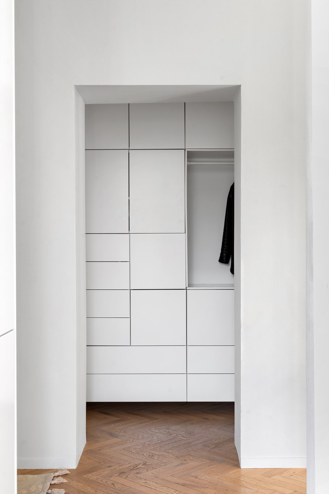 Praktisk, innredet garderoberom med inngang fra entreen Galleribilde