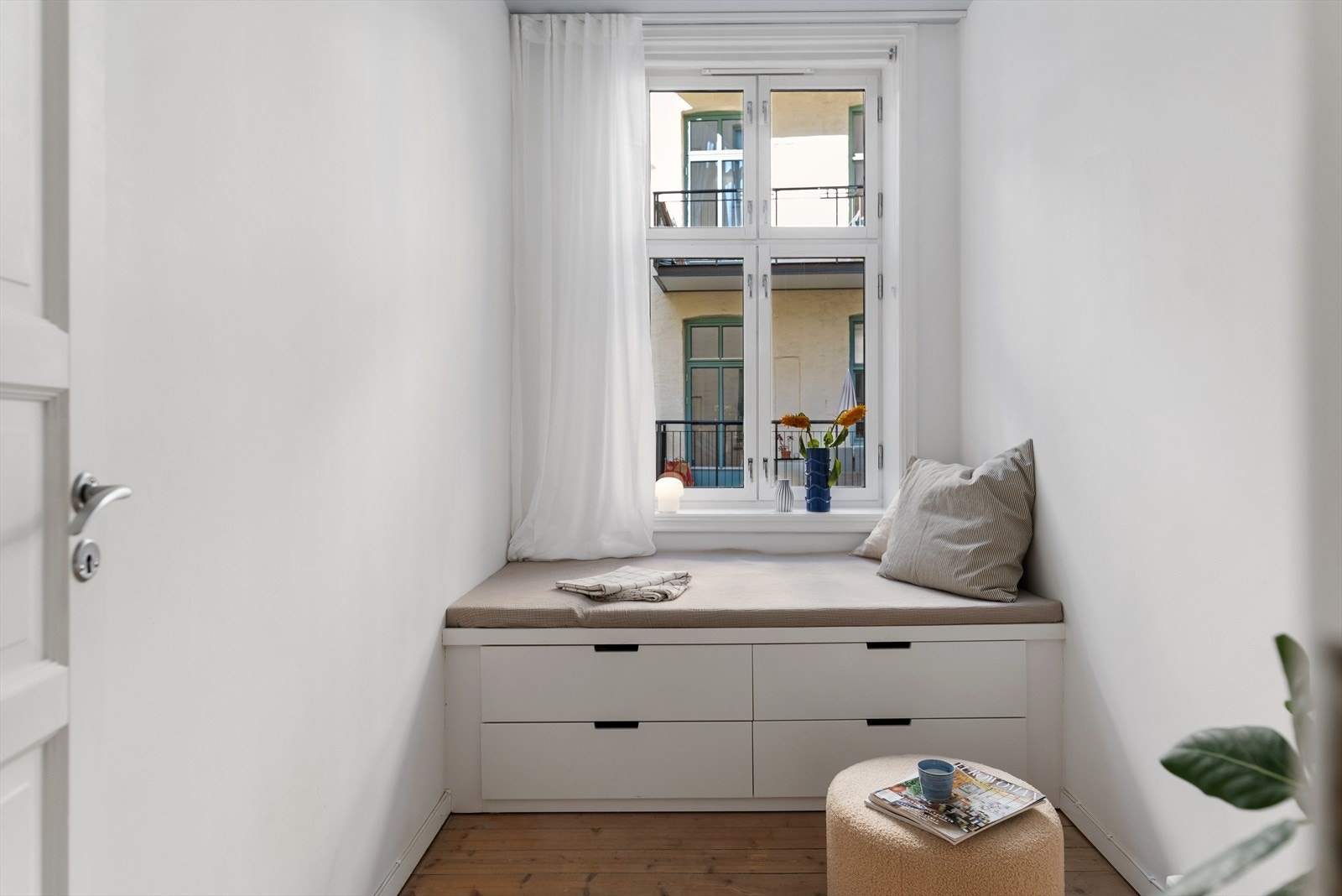 Soverom 2 har plassbygget seng med praktisk skuff-oppbevaring. Passer godt som gjesterom, barnerom eller kontor. Galleribilde