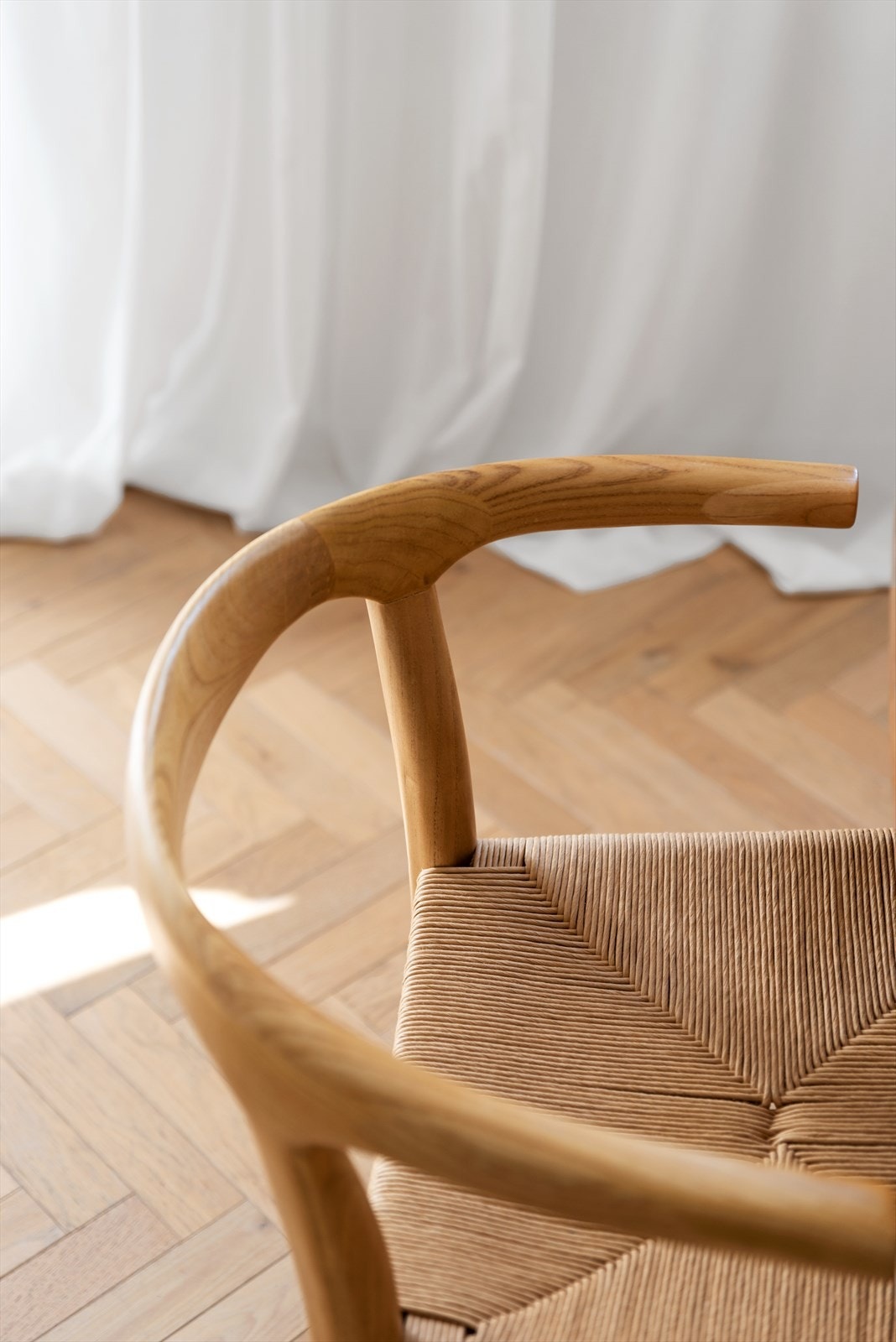 Du har sikkert allerede lagt merke til den vakre fiskebeinsparketten av hvitoljet eik Galleribilde