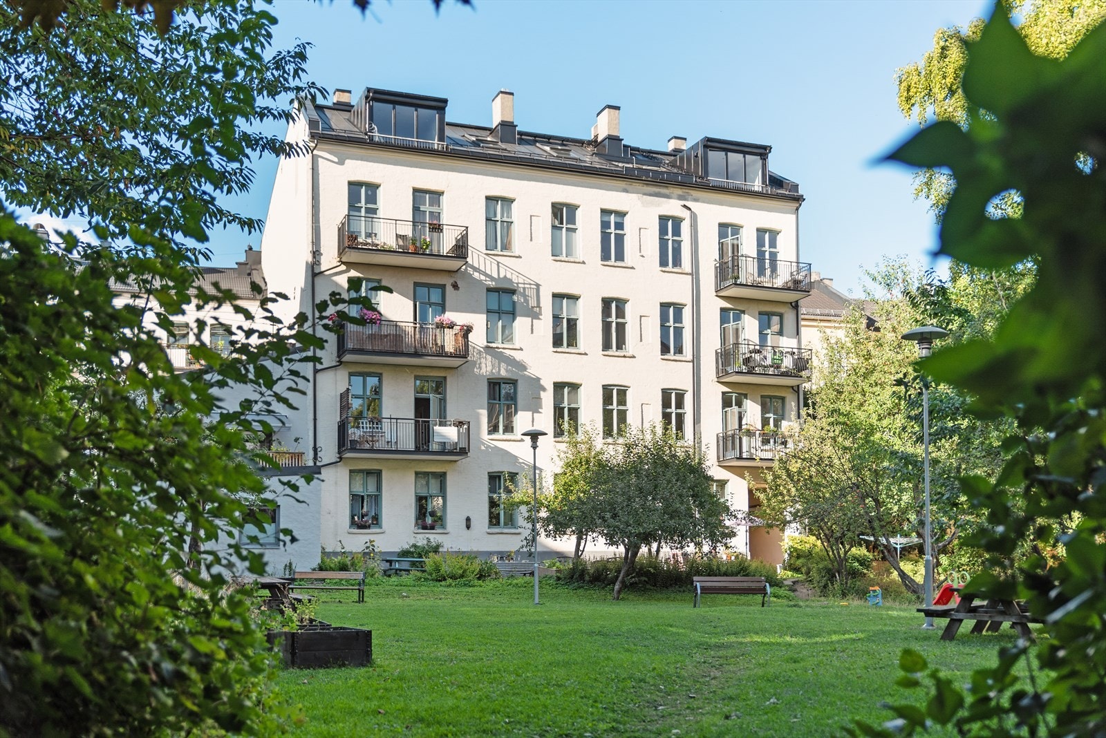 Leiligheten ligger i 2. etasje i indre gård med utsyn mot fantastisk bakgård Galleribilde