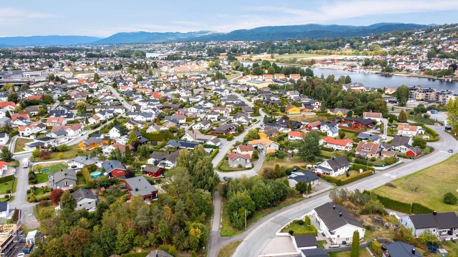 Ca 15 min gange fra Down Town kjøpesenter som har et rikt tilbud av butikker. Galleribilde