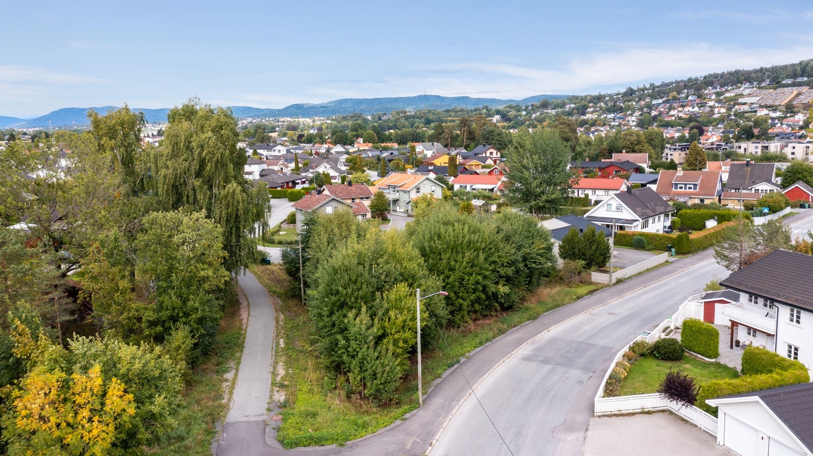 Dette er en sentral tomt som ligger svært barnevennlig til i gangavstand fra sentrum Galleribilde