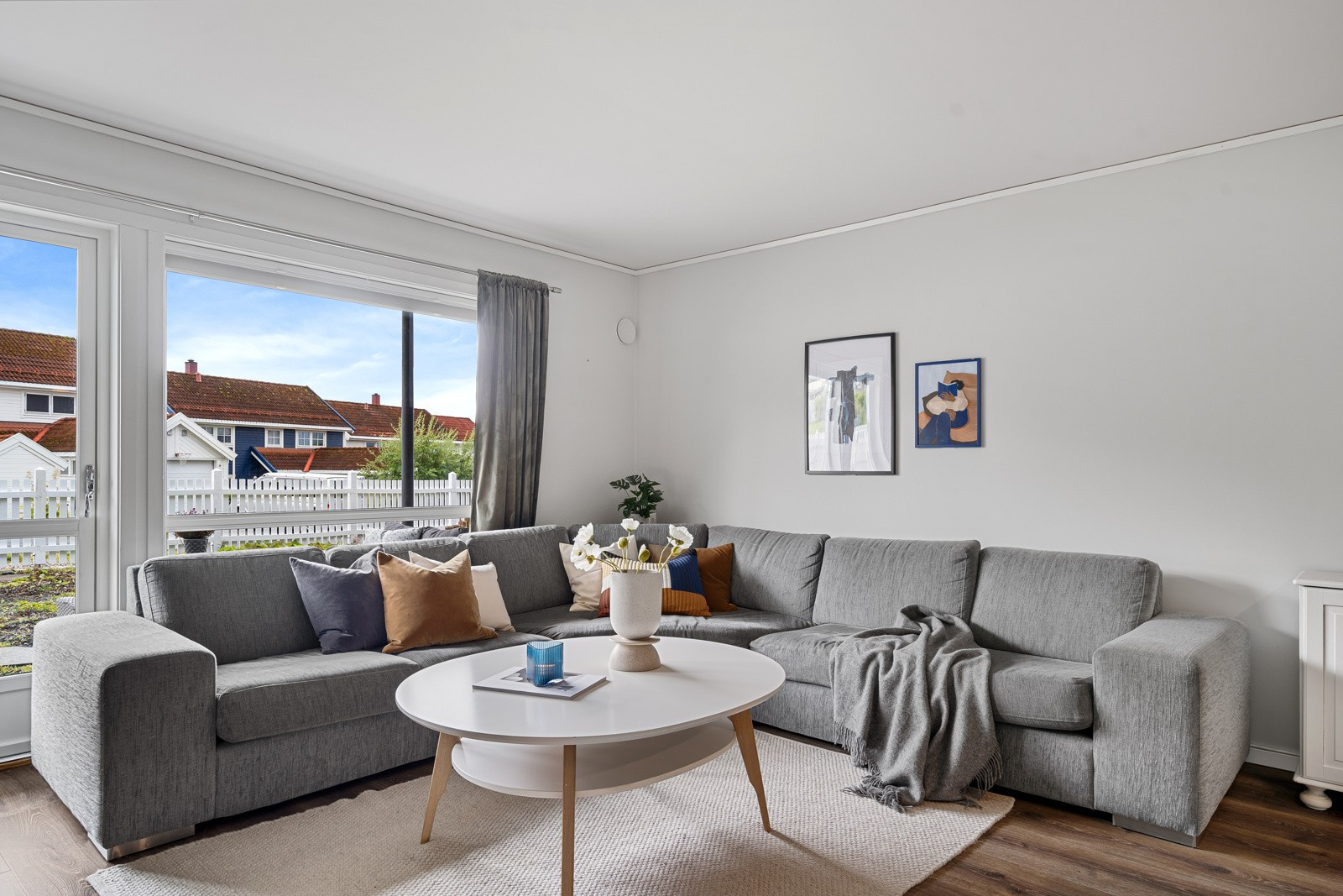 Lys og innbydende stue med god plass til sofa med tilhørende møblement!