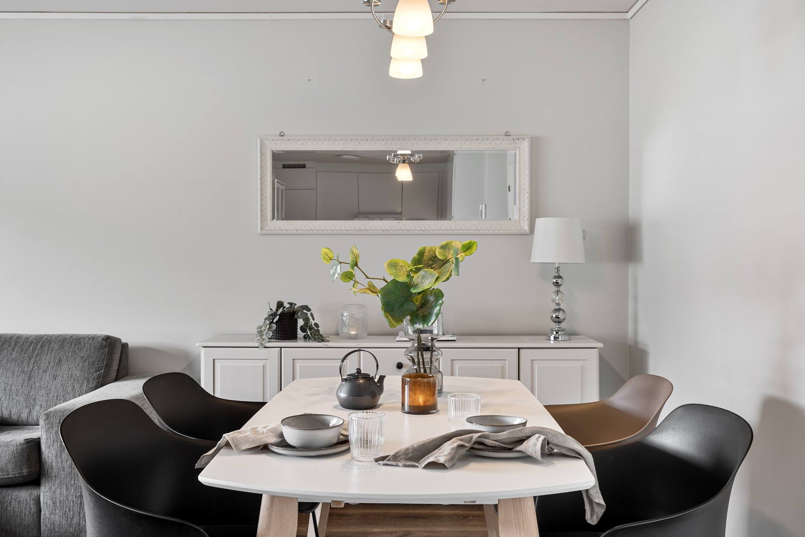 Spisebordet finner sin naturlige plass i rommet. God plass til stor spisegruppe.