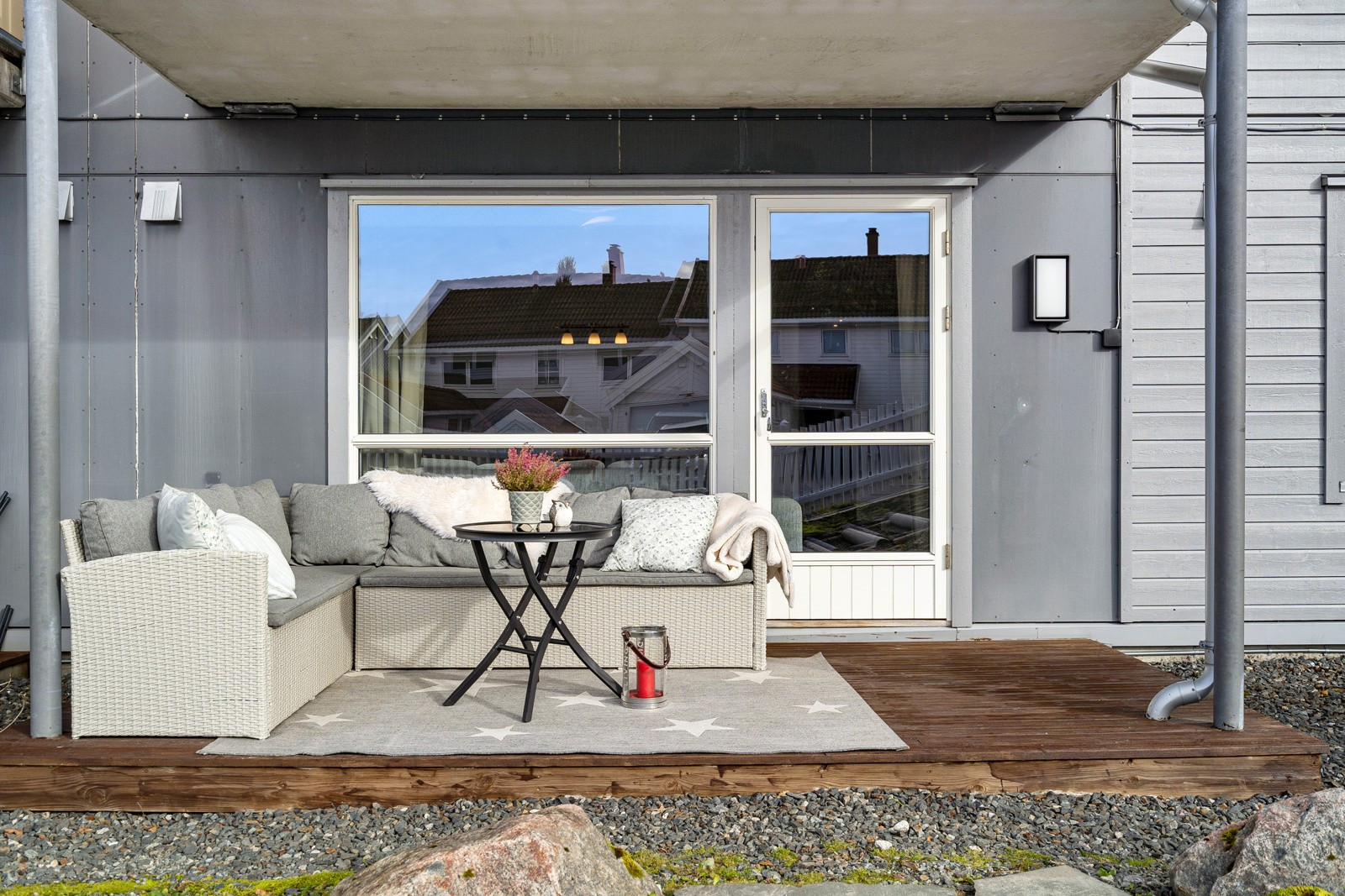 Overbygget terrasse mot sør. Utgang fra stuen.