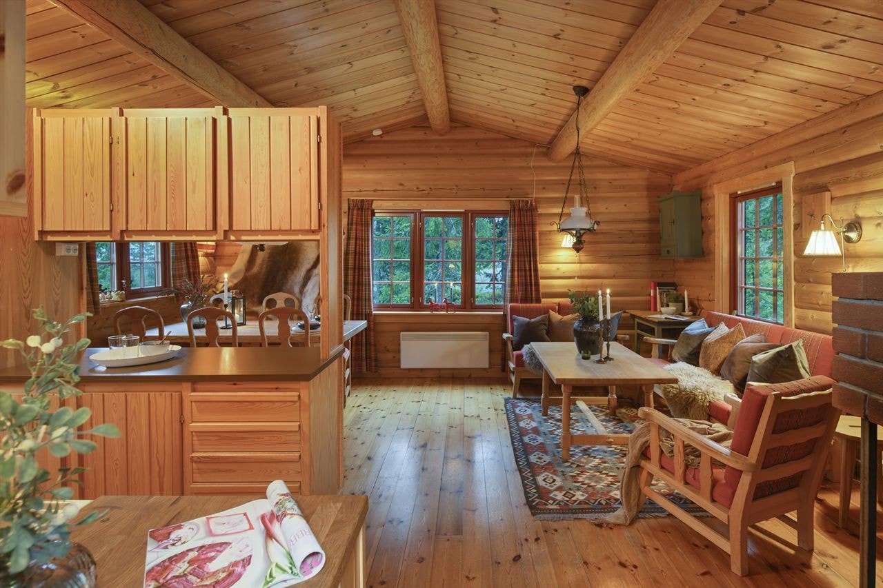 Velkommen inn i denne koselige stua! Lys inn fra vinduer i tre retninger og god takhøyde med synlige åser Galleribilde