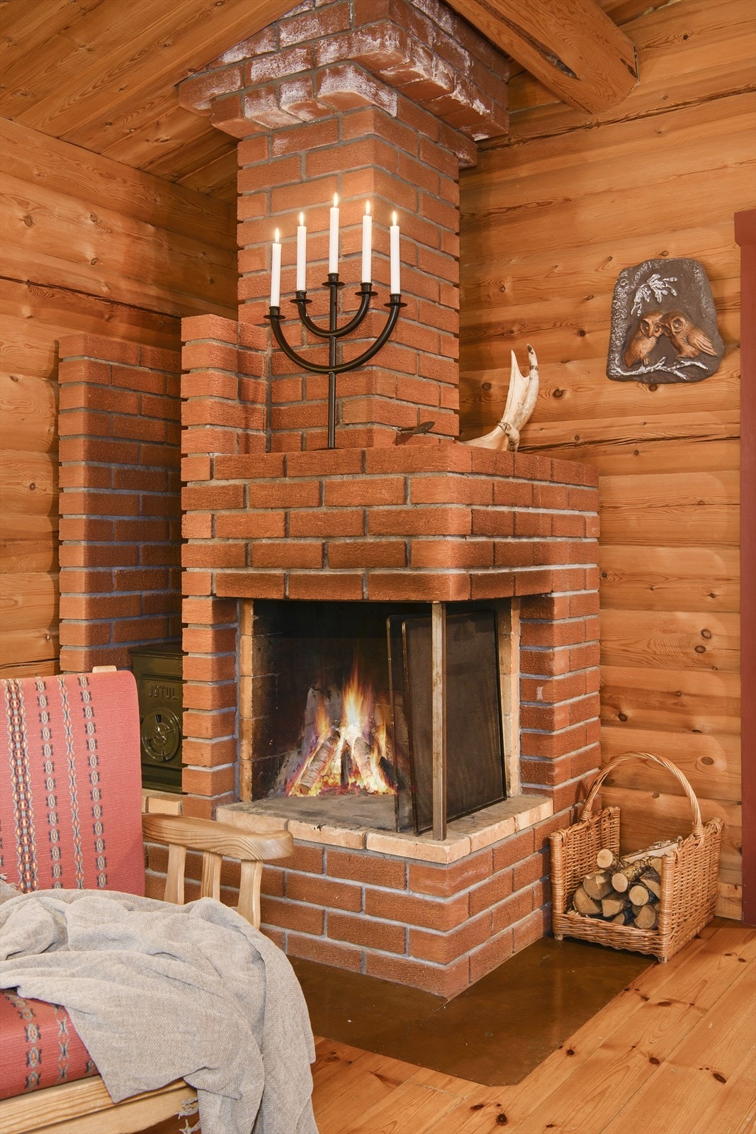 Åpen peis gir god varme og hyttestemning. Lukket vedovn i nisjen ved siden av. Galleribilde