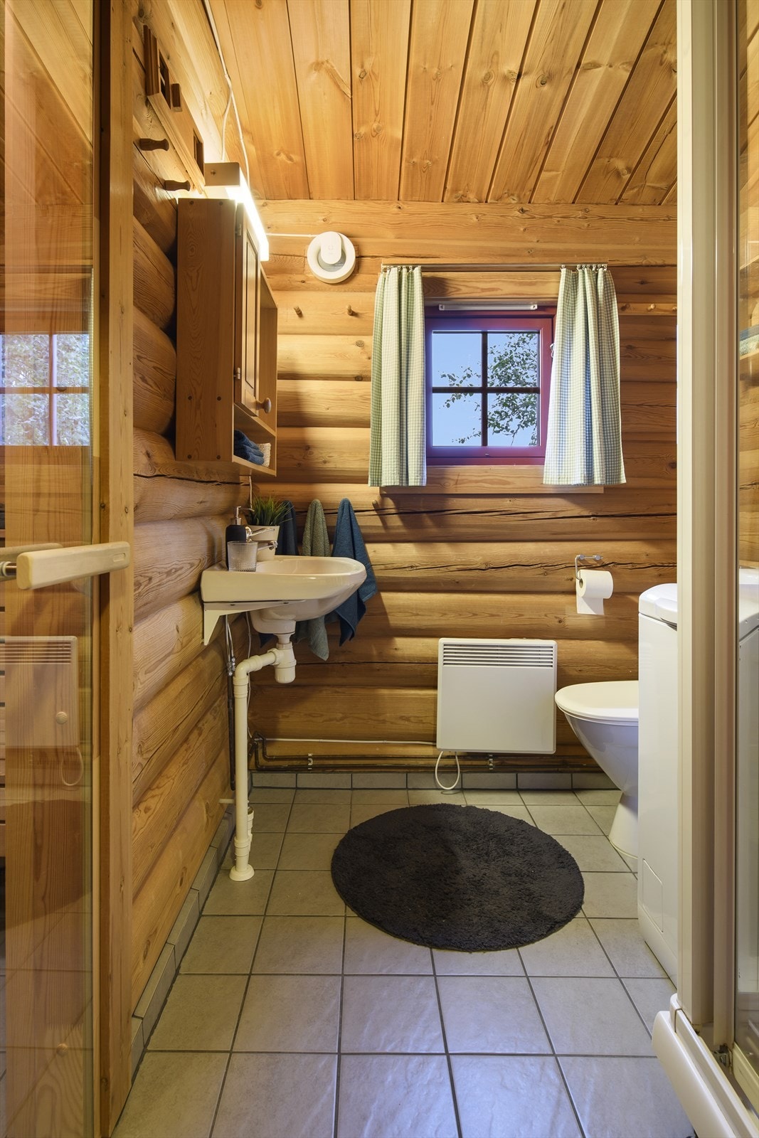 Bad med dusjkabinett, wc ,vask og vaskemaskin. Flislagt gulv og rør/el fra 2012 Galleribilde