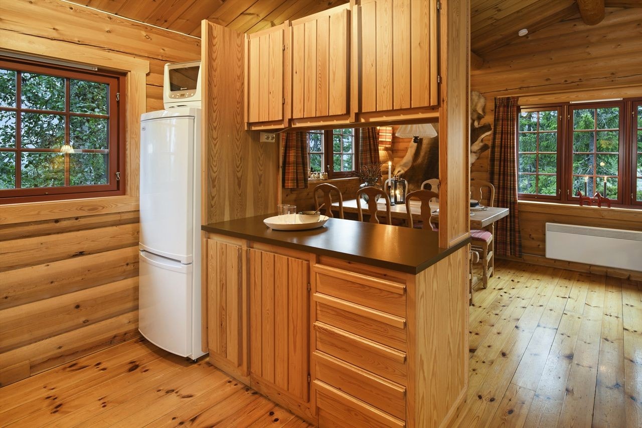 Vindu også på kjøkkenet gir lys og utsikt Galleribilde