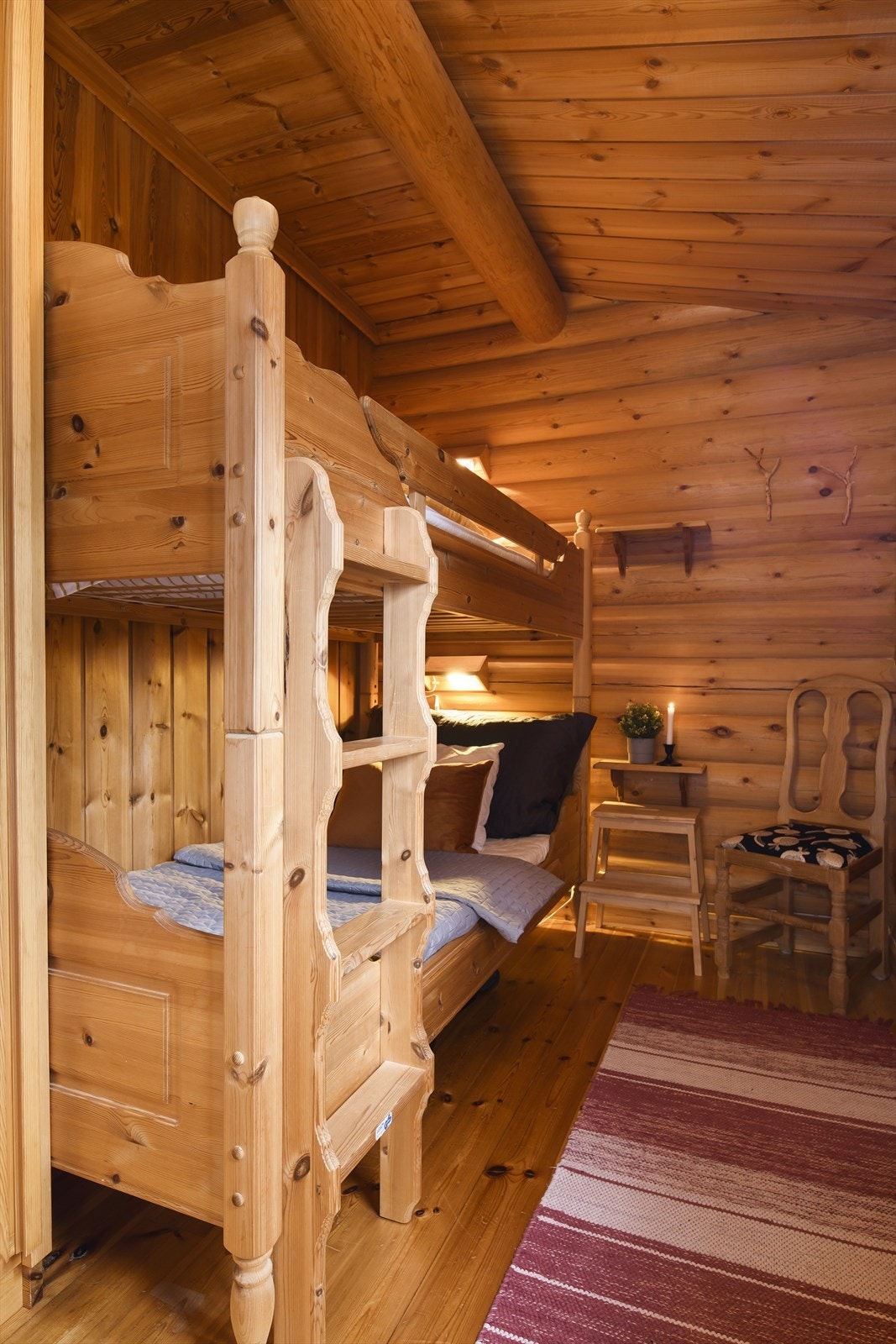 Fin takhøyde med synlige åser også på soverommet Galleribilde