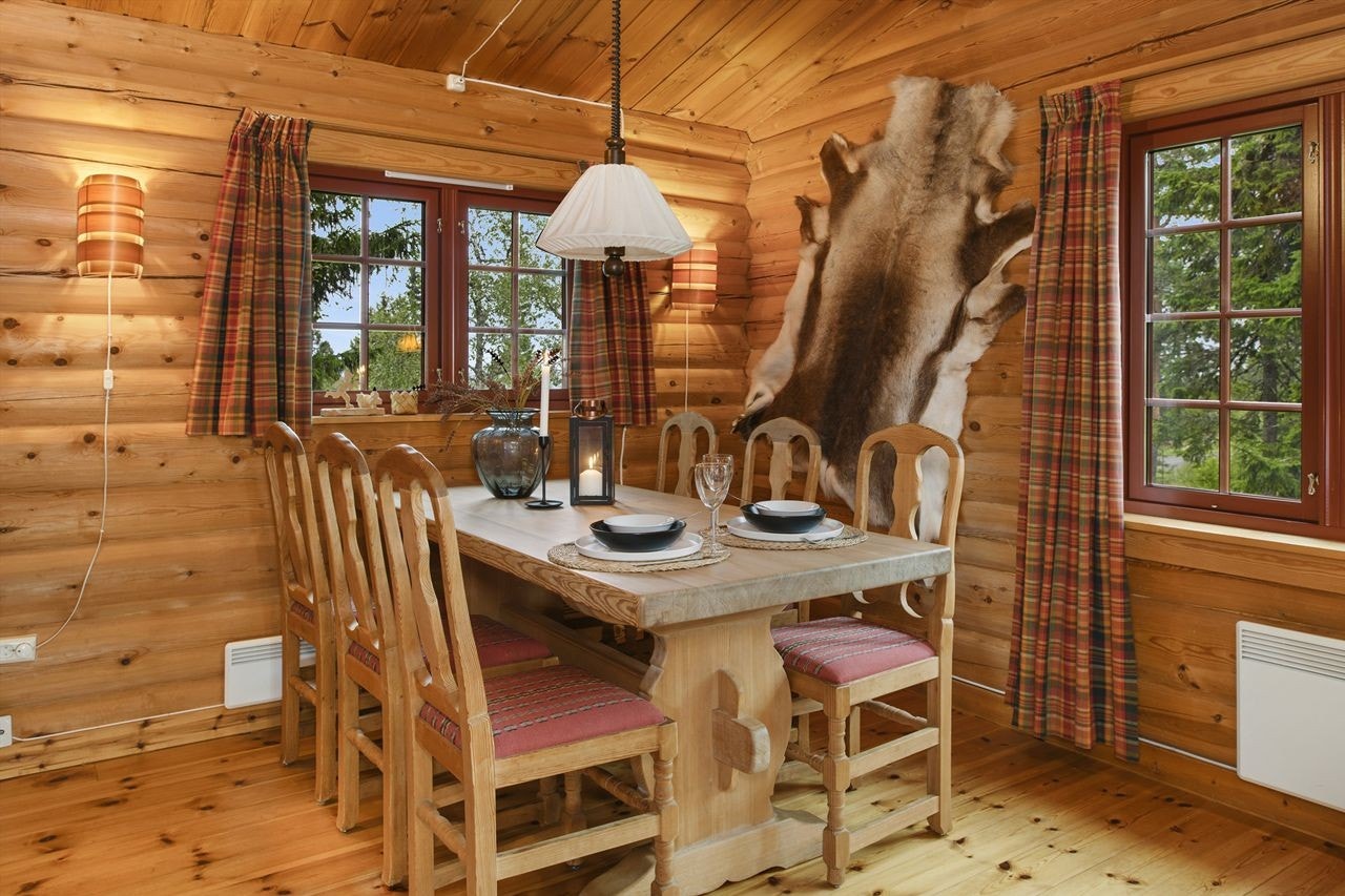 En fin spiseplass for sosiale gode måltider med familie og venner. Vinduene er fra 2008 Galleribilde