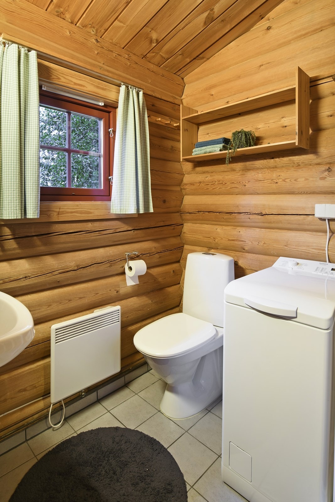 Badet har opplegg for vaskemaskin og denne medfølger i salget. Vindu også på bad. Galleribilde