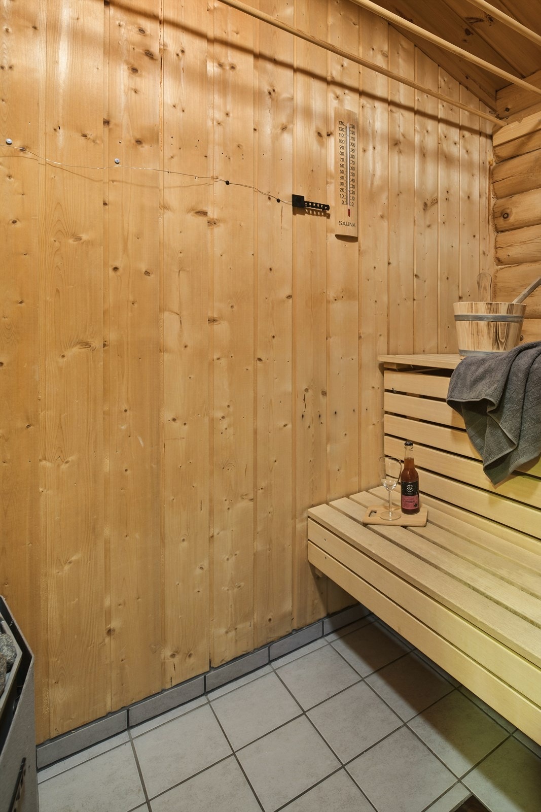 Badstue innenfor badet. Godt etter en sykkeltur eller en dag ute på ski. Varmtvannstank fra 2014 under badstuebenk Galleribilde