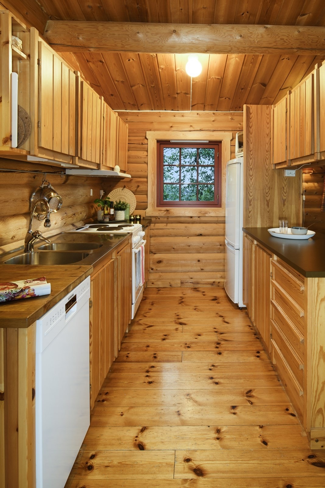 Kjøkkenkrok med original heltre innredning og åpen løsning for hvitevarer Galleribilde